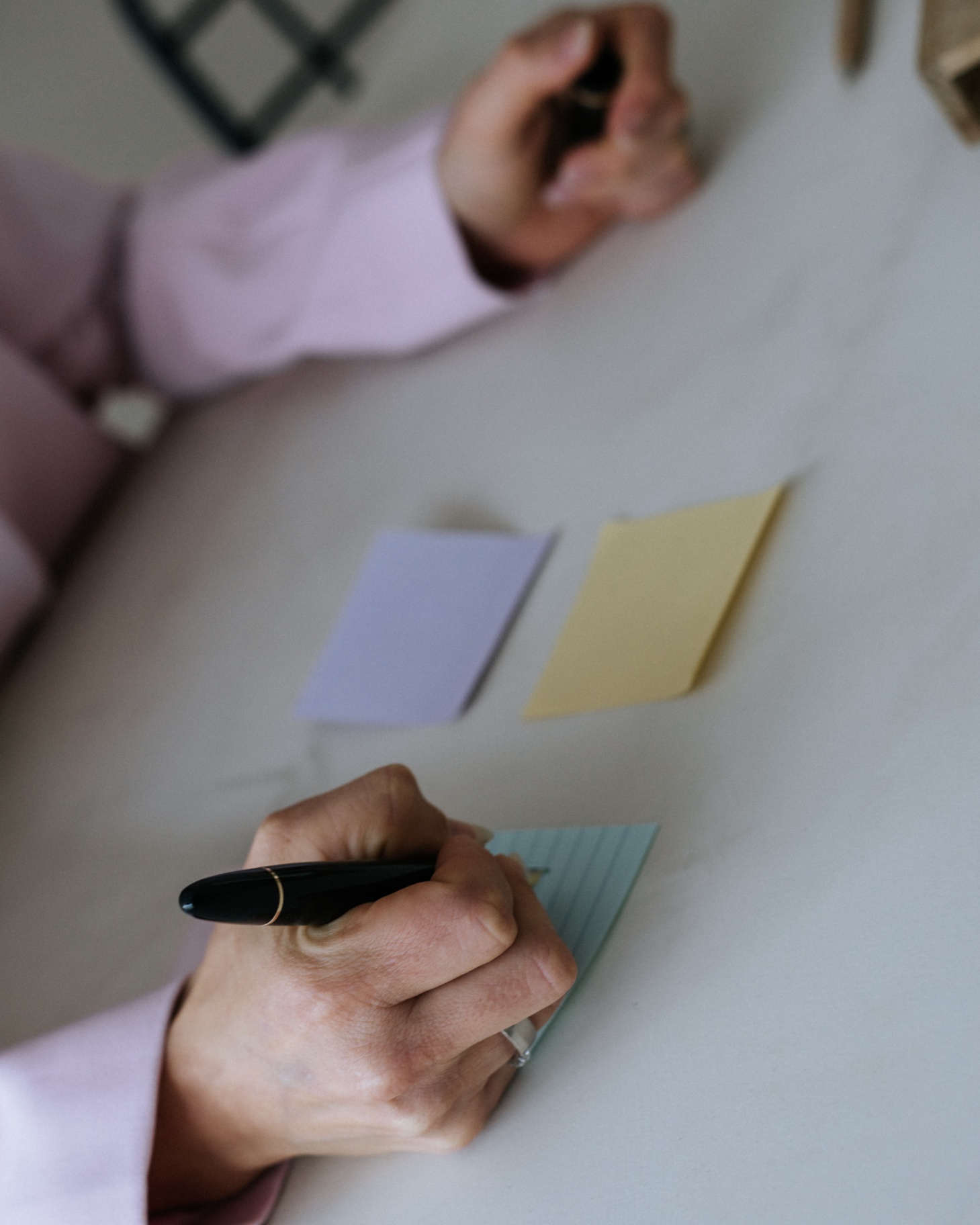 Handgeschreven notities op een bureau