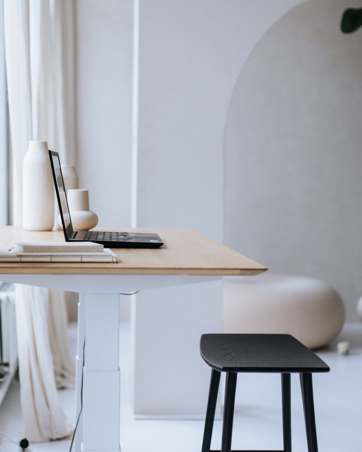 Werkplek met laptop en notitieboek